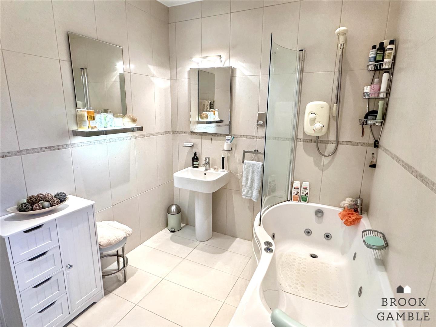 4 Bedroom House - Detached. Le Brun Road in Eastbourne, 29